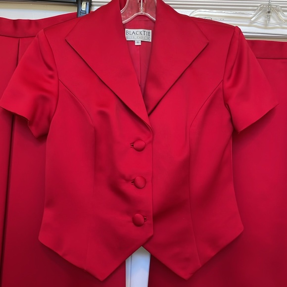 Vintage “Black Tie” Oleg Cassini 3 piece Red Satin Formal Suit - Size 6 - Picture 2 of 15